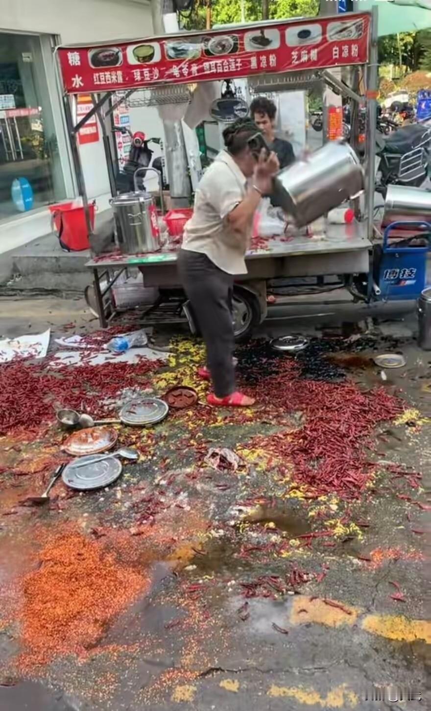 摊位冲突：卖辣椒大妈把卖糖水摊位砸了还摇人，卖辣椒的大妈和卖糖水的小伙，一个卖鲜