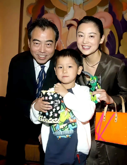 2003年陈凯歌、陈红和陈飞宇的合影，那时的他们一家温馨又美好。谁能想到后来陈飞