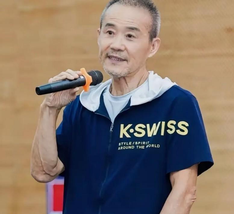 王石长相就不是一个洋气的人，强制时髦，只会事得其反。 70多了，穿件幼儿园大