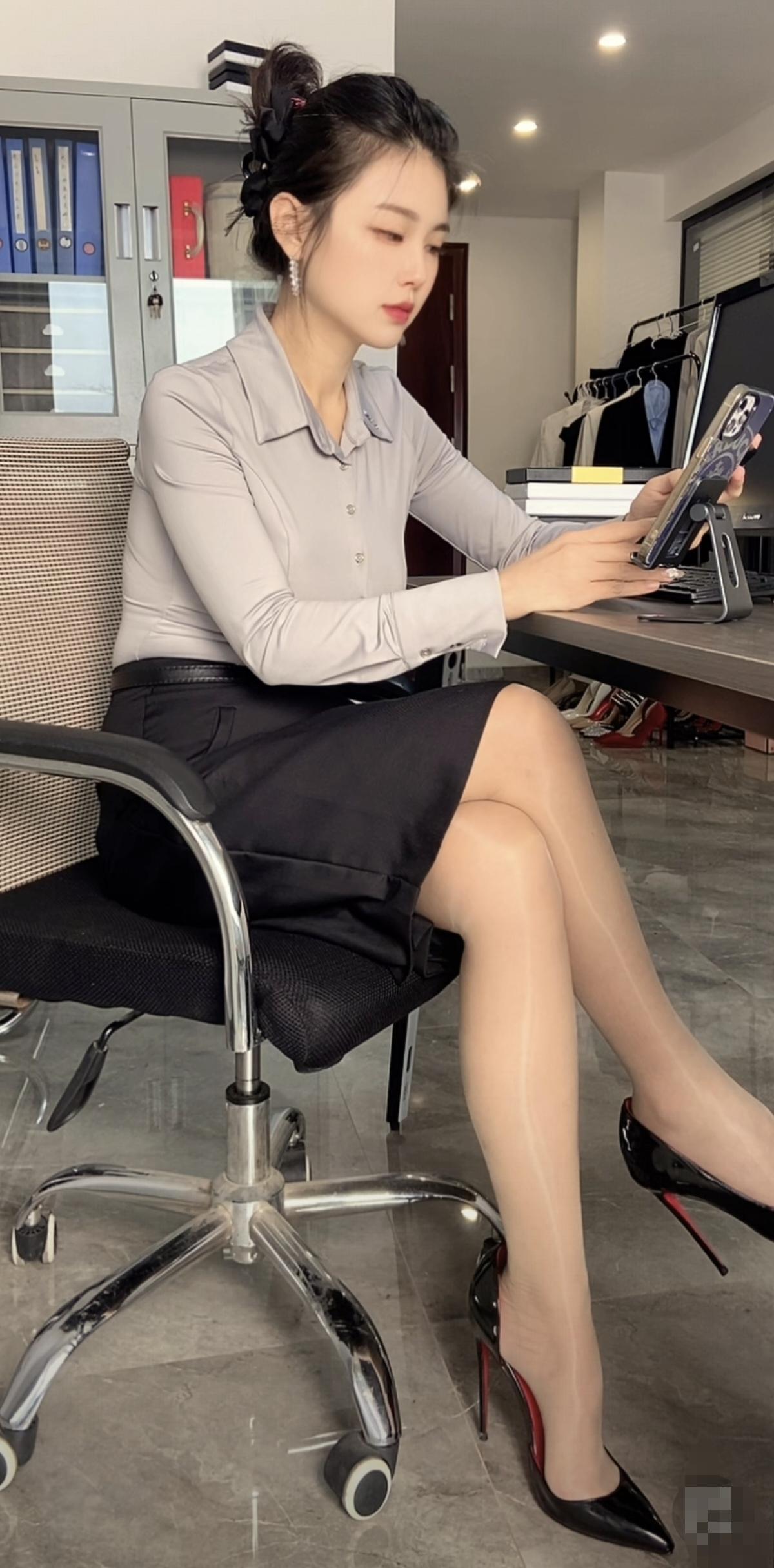 职场优雅穿搭，高跟鞋下的自信步伐！御姐大长腿