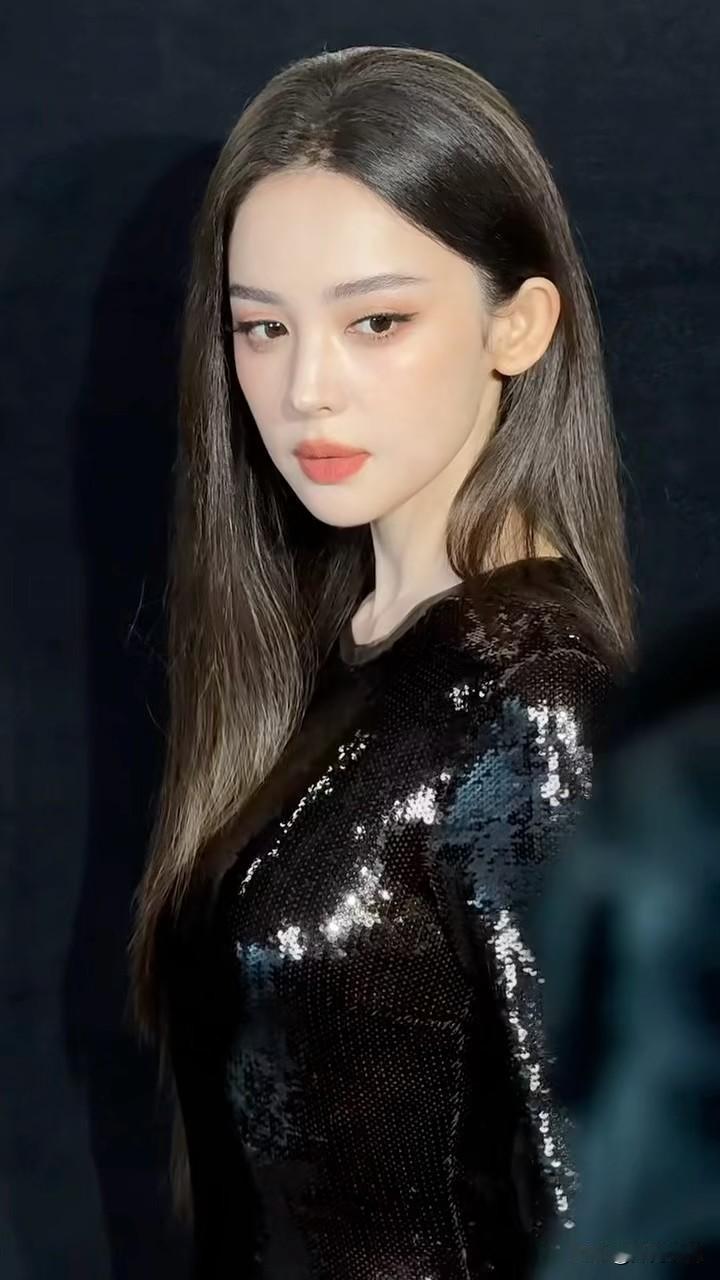 古力娜扎顶级建模脸和身材太绝了！一身黑色亮片长袖连衣裙，裙身铺满细碎亮片，在