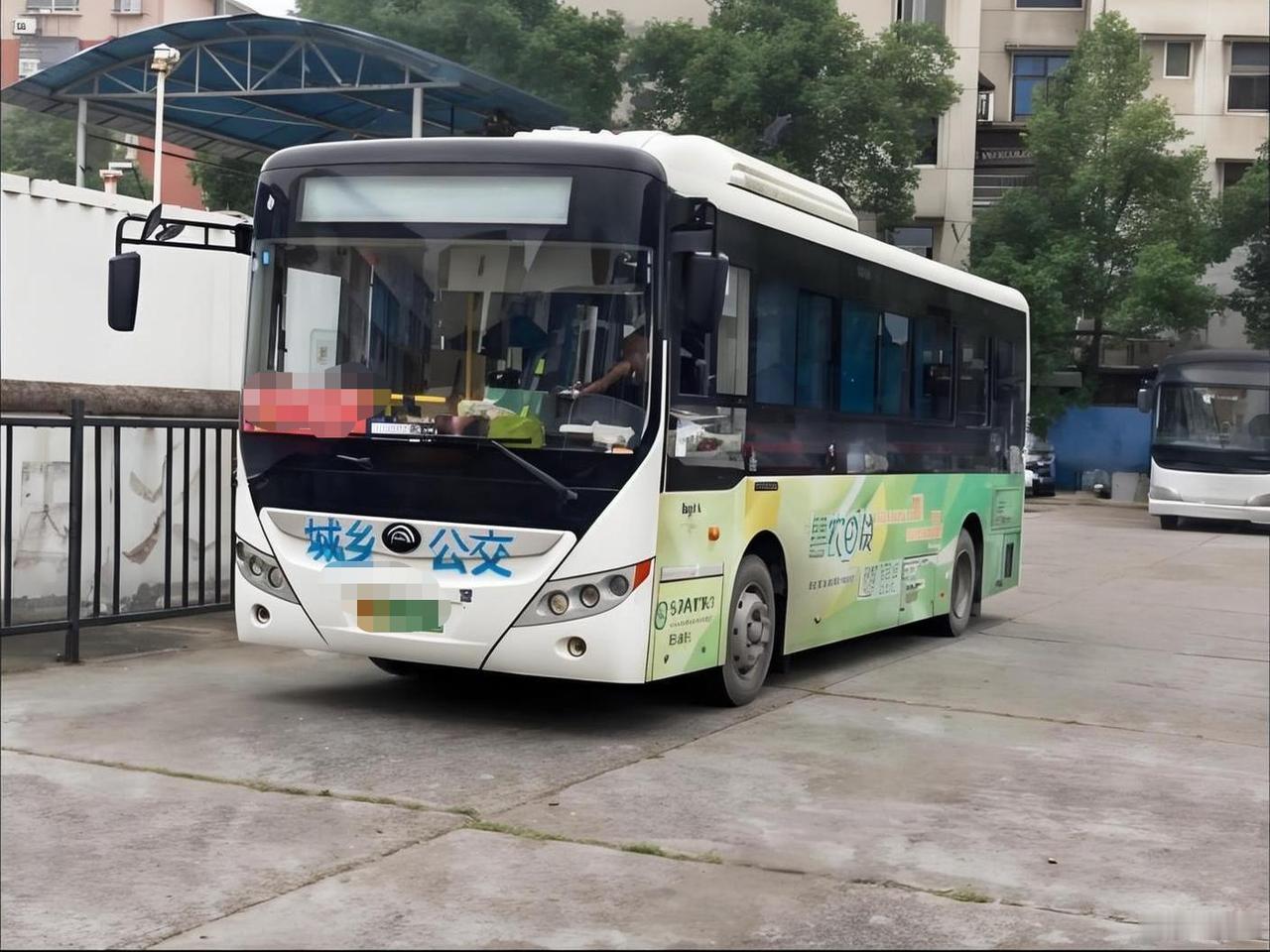 看到这一幕，说心里话，我真的支持取消老年人免费乘坐城乡公交车！今天陪老伴去县