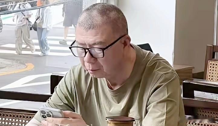 风水轮流转，世事有轮回。如今的“冯导”没了顺势时的嚣张跋扈，看上去就一个落寞的