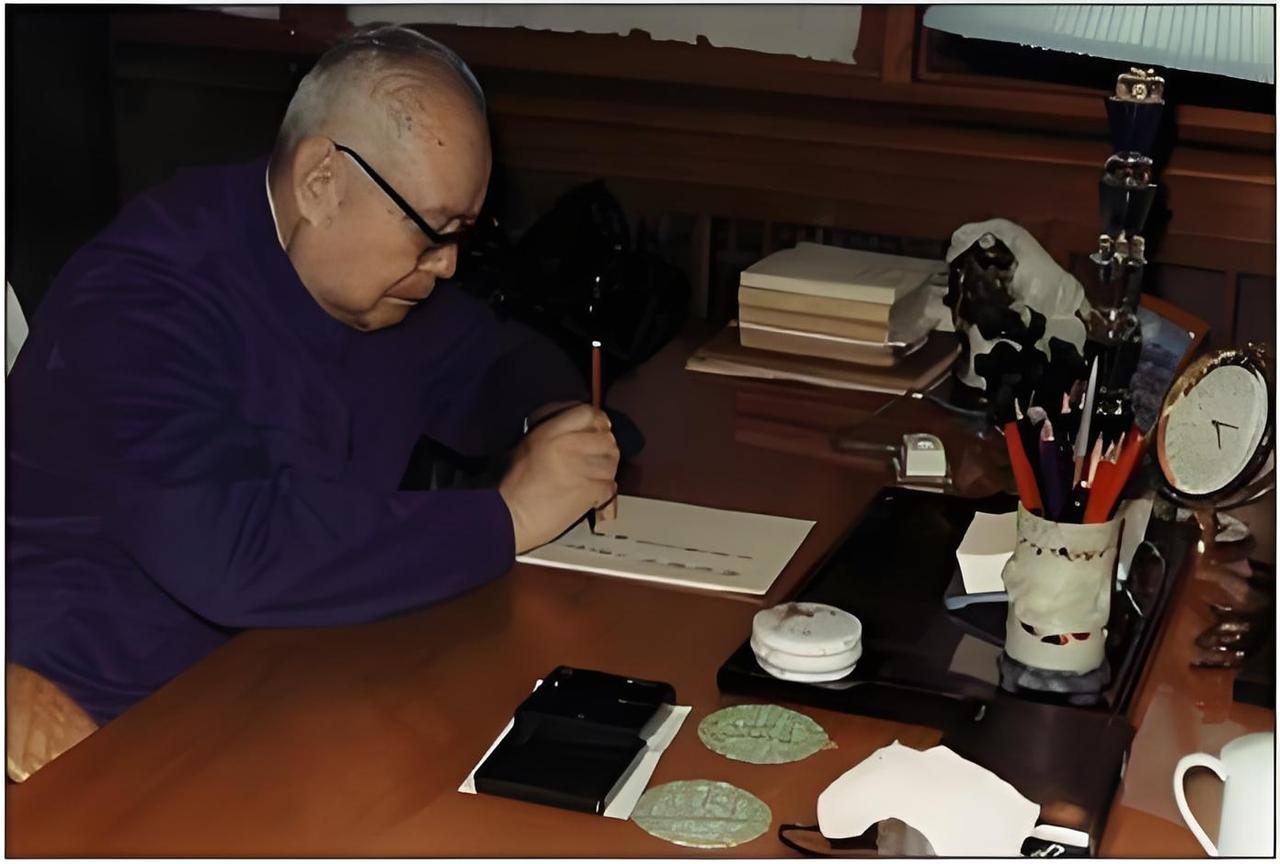 1977年3月3日，叶剑英元帅为《人民日报》题词：“向雷锋同志学习，全心全意为人