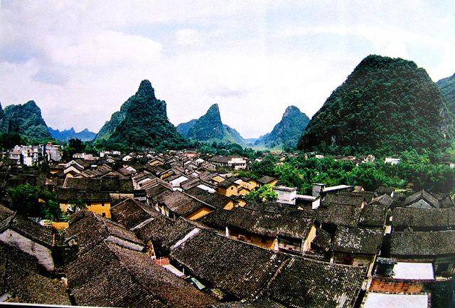 位于广西贺州昭平县东北部,县城东北部40公里(直距),北面与钟山同古镇