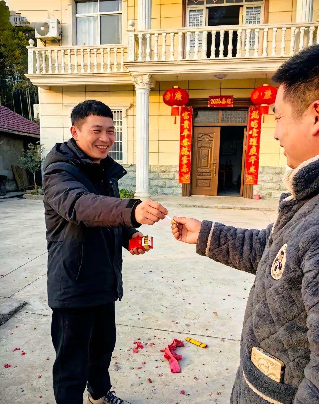 我发现，同样是回老家过年，不同学历的人，表现差别很大。​学历高的，喜欢窝在家里