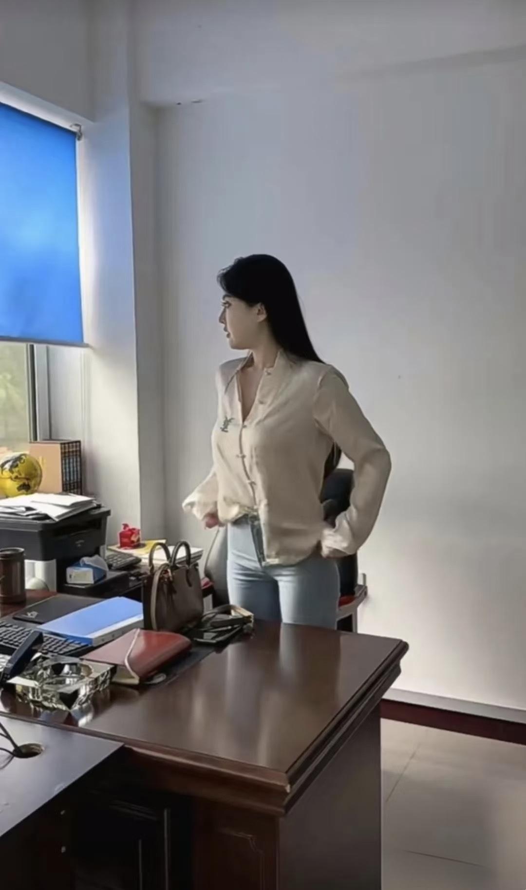 我的主管上司，趁她不注意偷偷拍张照