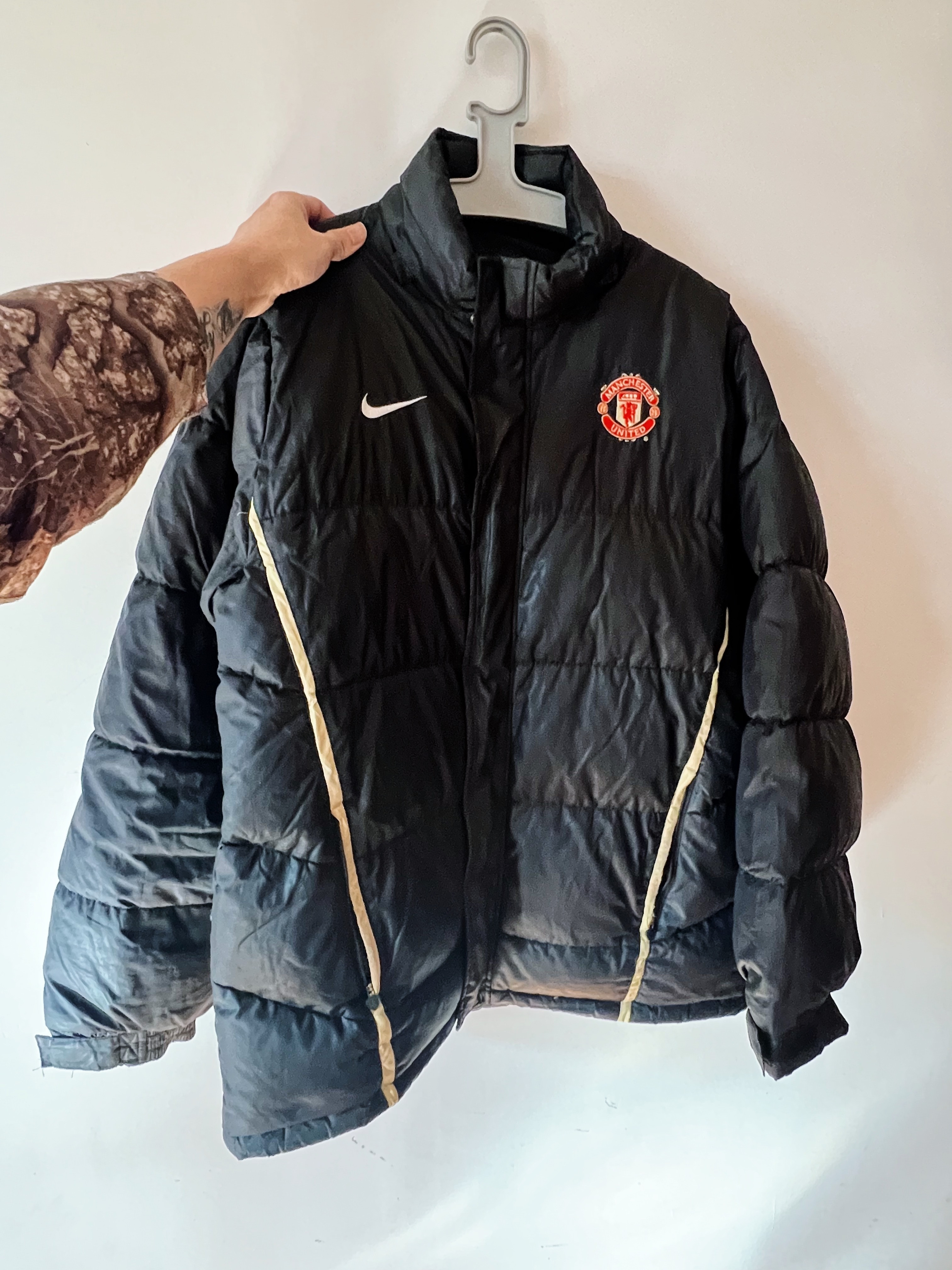 想把我爸这件曼联羽绒服顺走大约是我高一时候我爸给我买的，那家耐克店在北京宣武门的