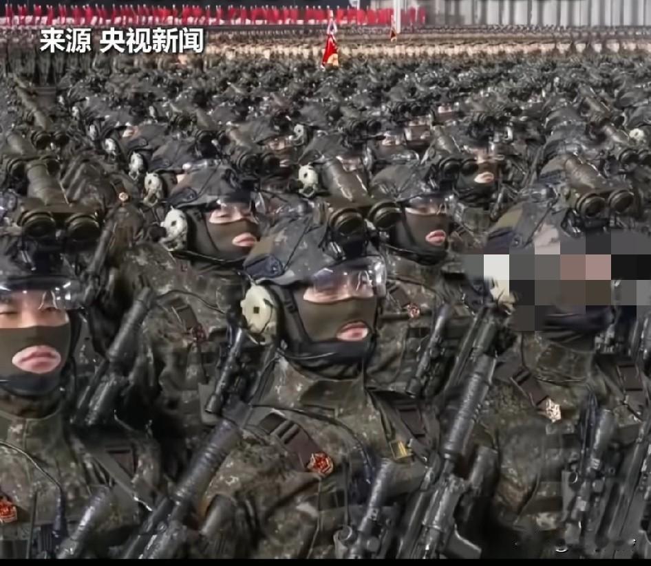 朝鲜阅兵现场感受阅兵步兵方阵，头戴面罩，手持钢枪，带来巨大的压迫感！头戴面罩太