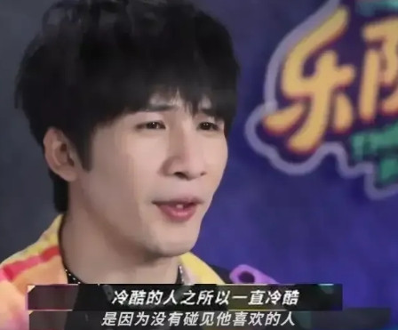 2001年，大张伟生日宴，摆了15桌，等到去结账时发现没带钱包，他让女友垫付，女