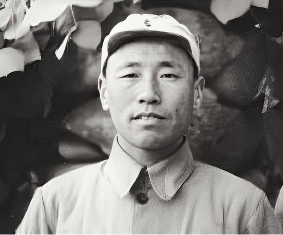 1943年，八路军军区副司令黄骅正开会，手枪队长冯冠奎走进来，拔枪击倒黄骅，其他