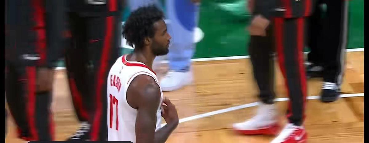 34岁的杜兰特前三节没下场，第四节喘着气追分，教练却还在用他硬撑——这不是拼命，