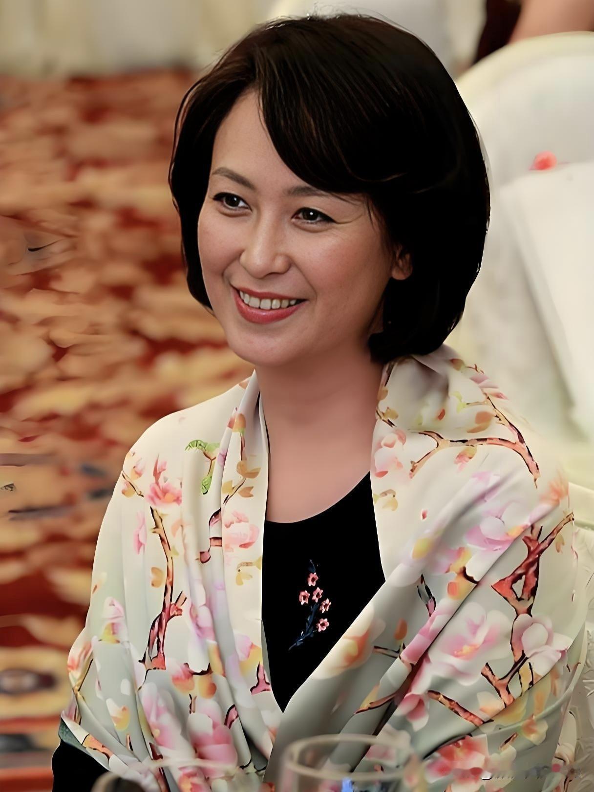 涂经纬，央视前主持人，以优雅知性的形象深入人心。镜头前她从容大方，谈吐不凡；生活