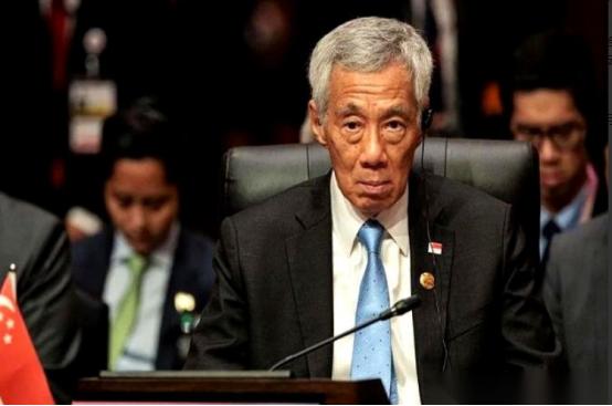 印尼的货船，以前去趟中国，得先在新加坡那儿拐个大弯，卸货、报关、再装船。新加坡啥