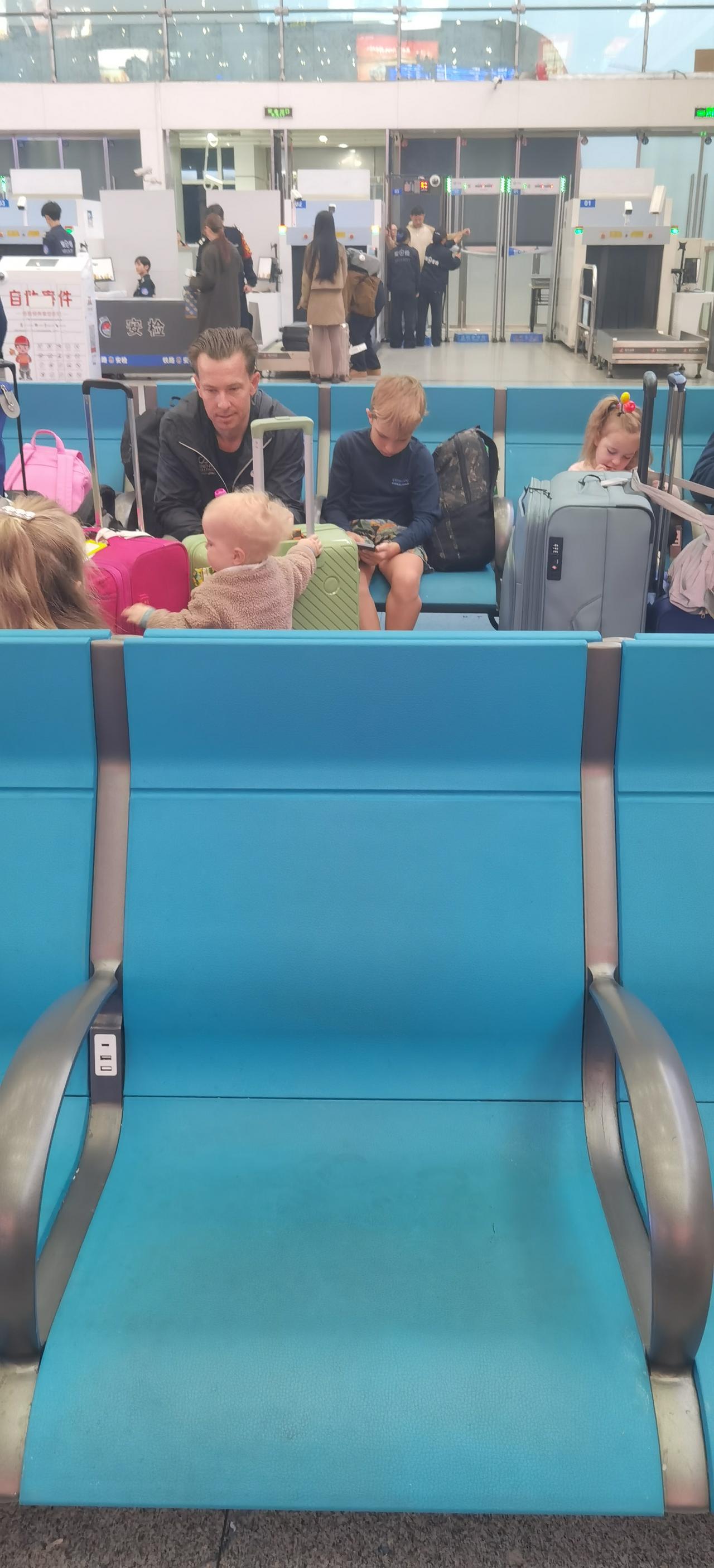 到中国旅游的老外这家8口人太有趣了。今天（3月27日）在成都东站拍到非常有趣