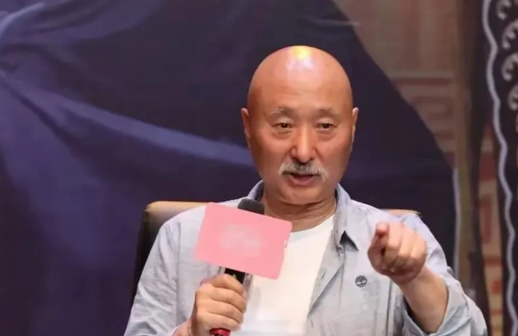 易立竞问陈佩斯：“你看春晚吗？”他斩钉截铁：“不看，从来不看。”被问是否看自