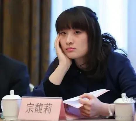 真相来了？宗馥莉不是独生女？信报财经新闻：娃哈哈董事长宗馥莉遭3名同样姓宗的