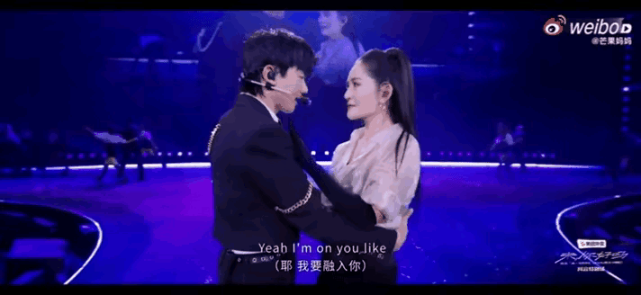 谢娜在张杰跨年演唱会上共舞引发网友热议！谢娜没有能够参加昨晚央视跨年晚会，就去