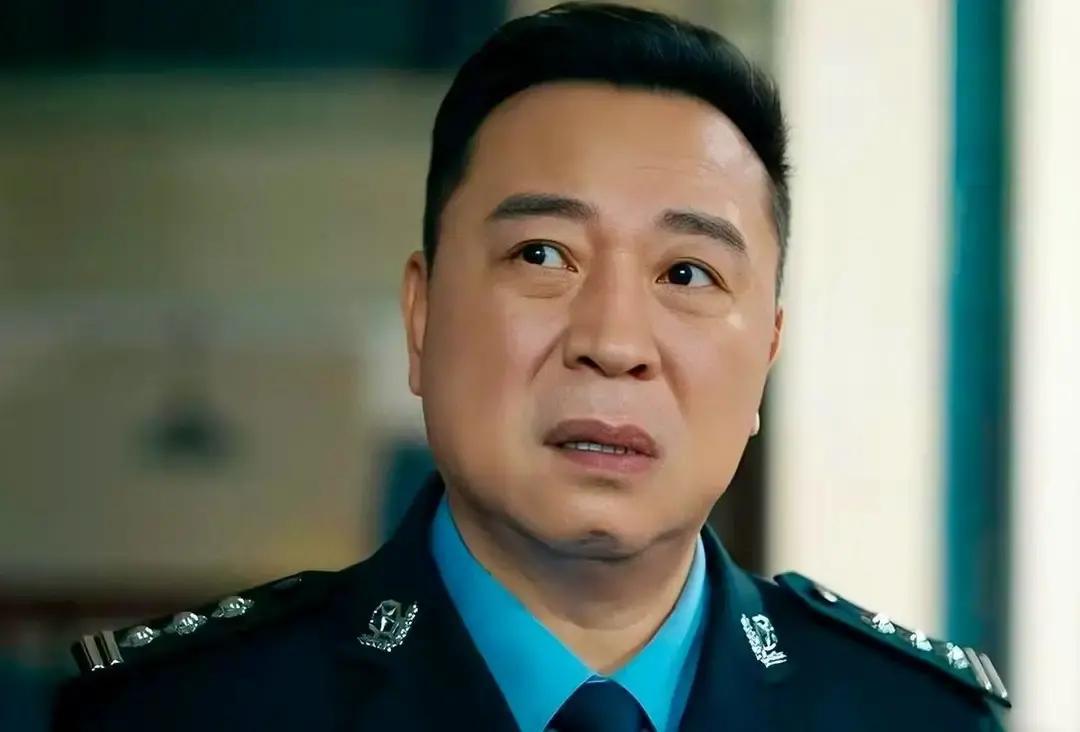 电话响一声，秦枫被调离那通电话只有3秒，号码是0000，秦枫第二天就收到调