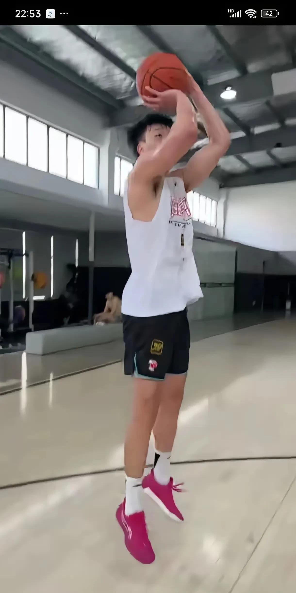 “二飞接班人”--张昊争取下赛季进入主力轮换阵容。张昊23岁，身高2.0