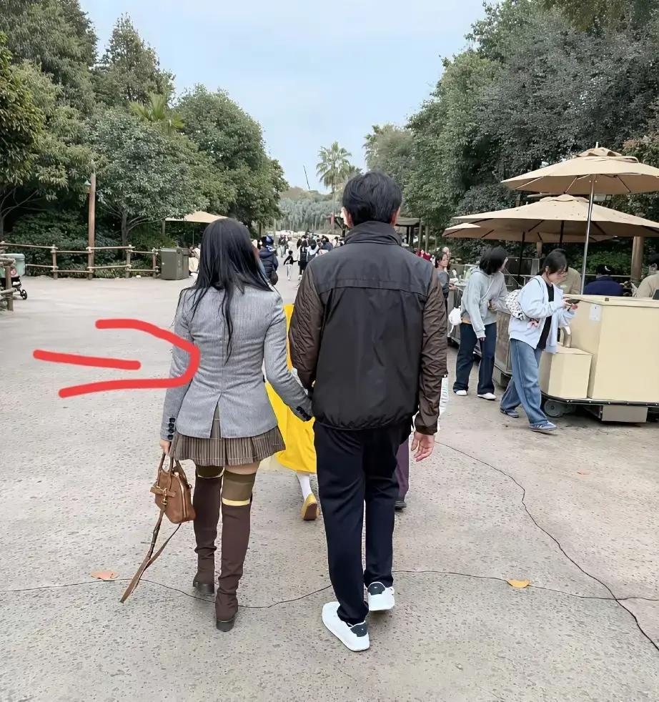 58岁伊能静牵秦昊逛迪士尼被吐槽：一把年纪别硬装少女了昨天刷到伊能静和秦昊牵