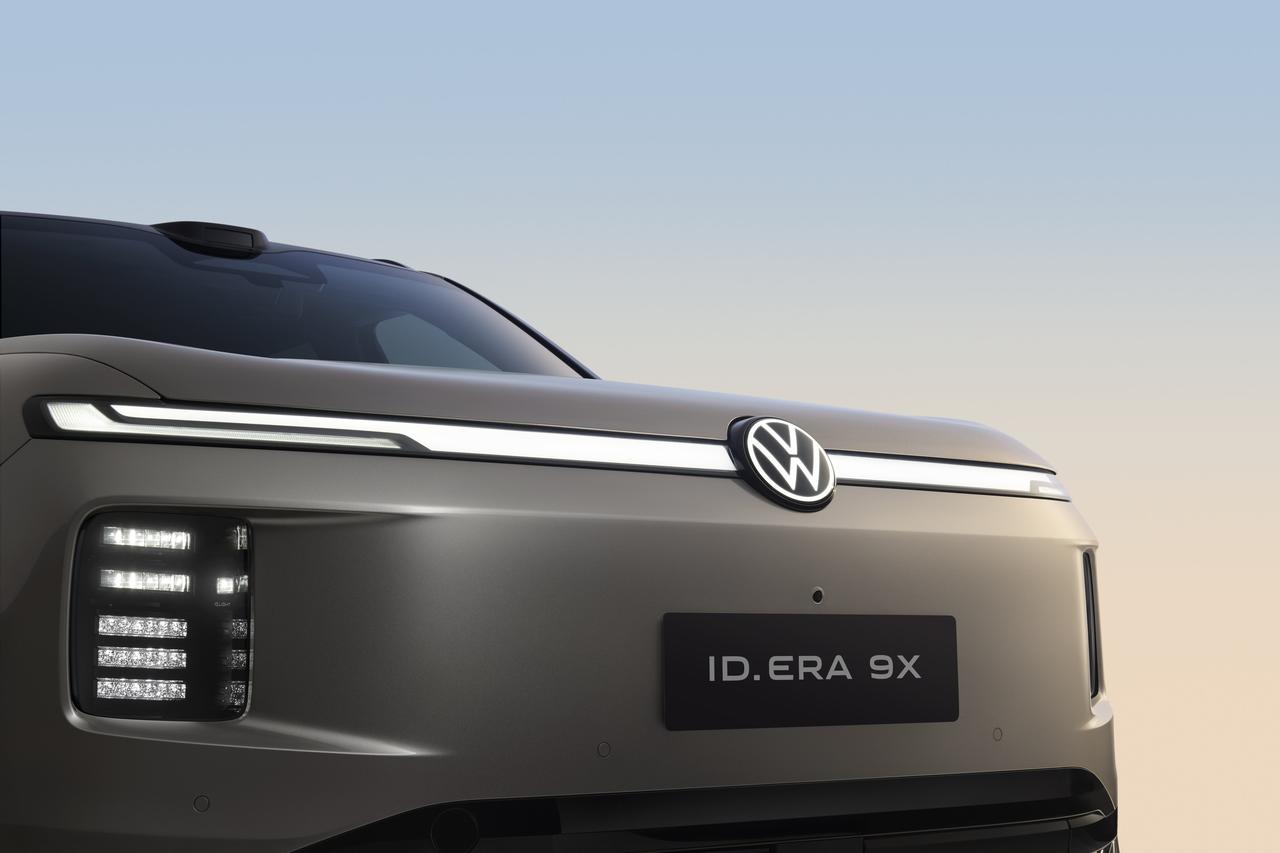 说真的，刷到ID.ERA9X预售价的时候，我正躺沙发上纠结要不要给家里那台老