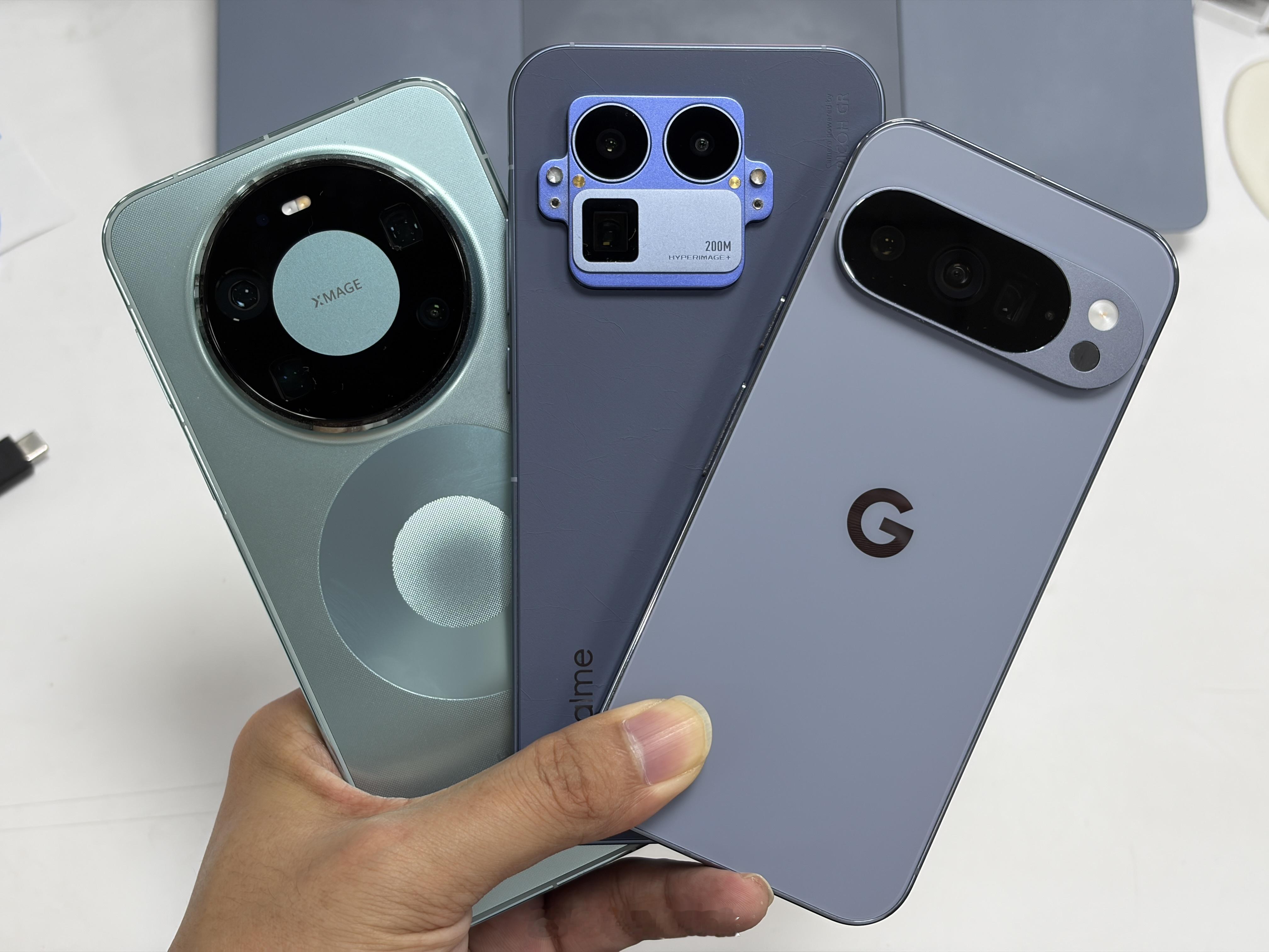 三台闪光弹，有一个很神奇的现象，肉眼看确实是华为Mate80ProMax