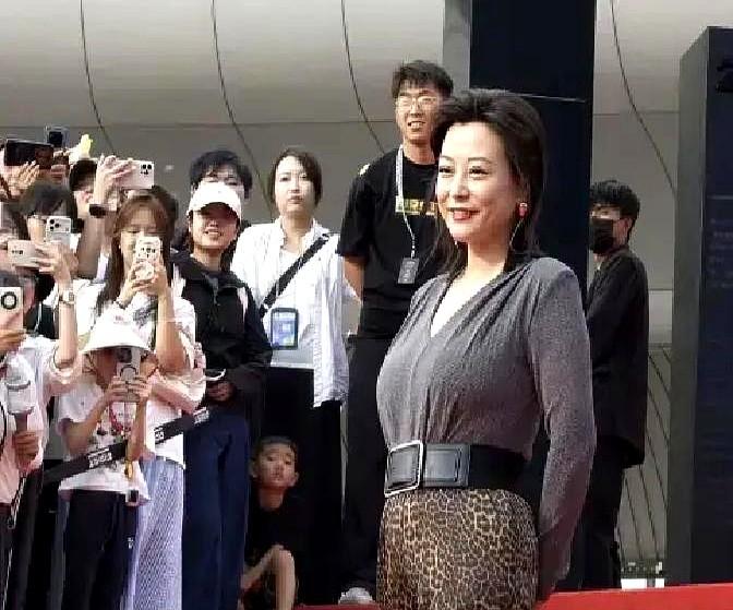 谁说女演员就得瘦成一道闪电？47岁的郝蕾偏不。FIRST影展上，她一身豹纹连