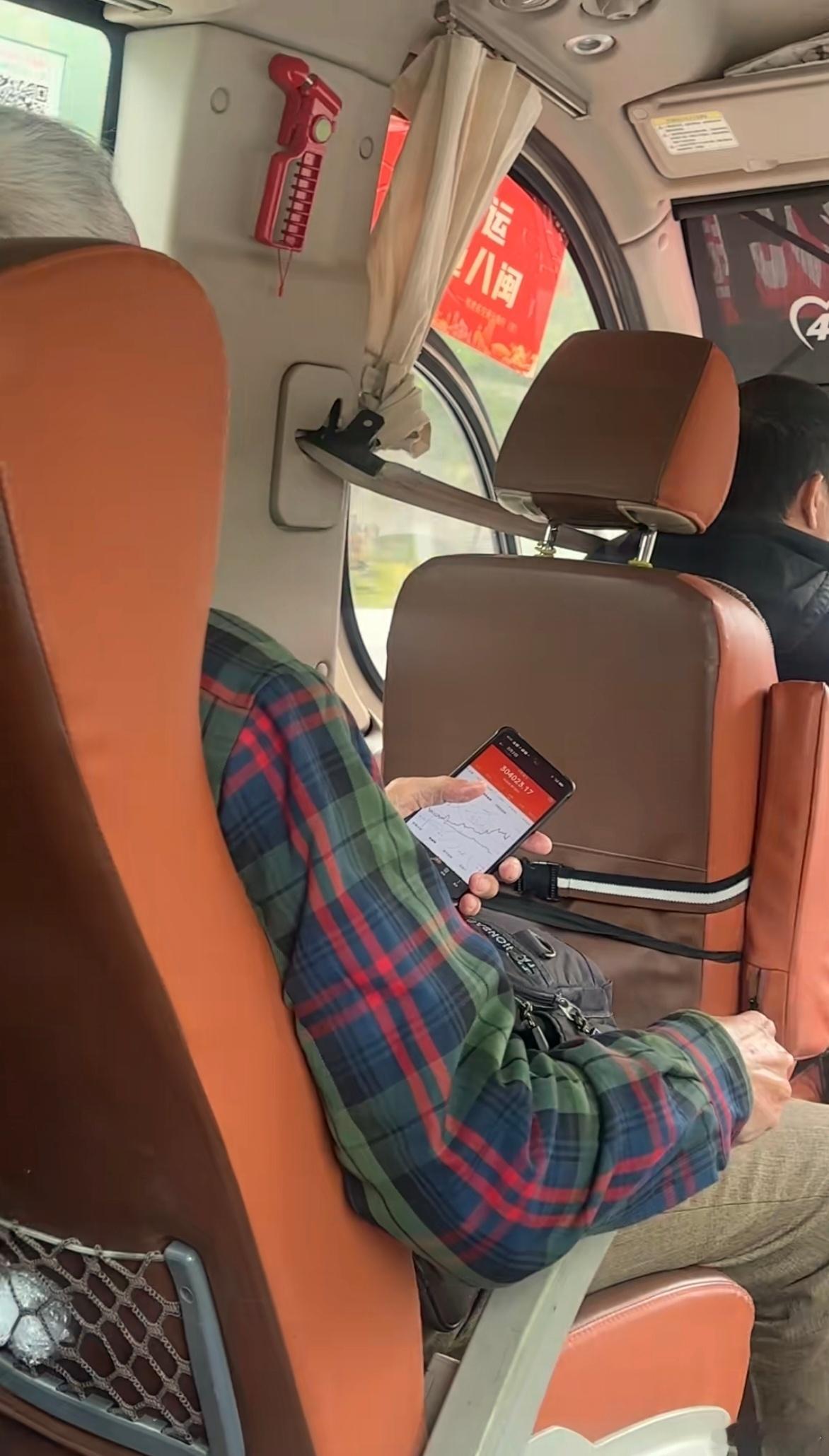 大爷还真是炒股高手呀，这收益可以过个肥年了。。。