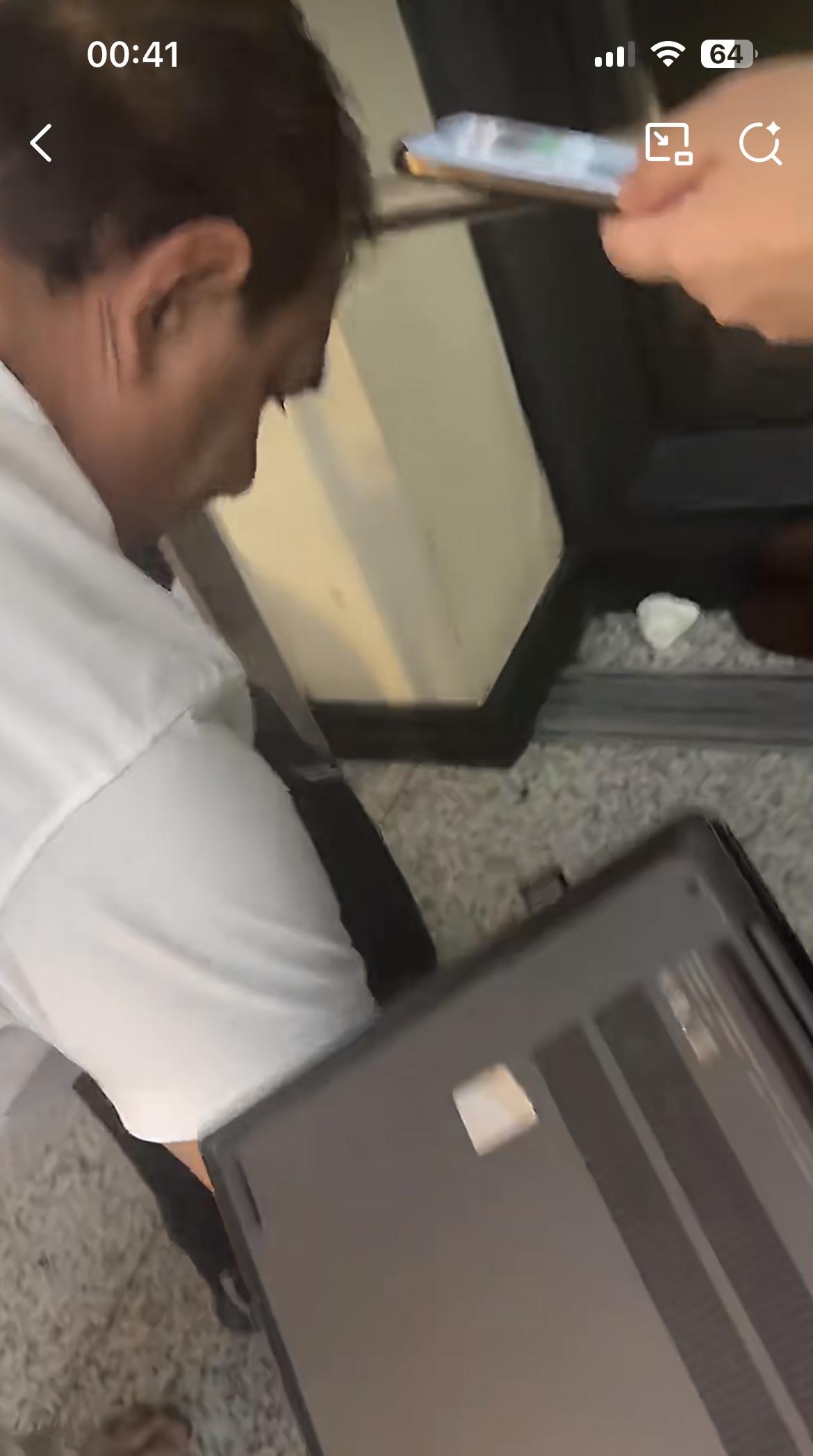一名沈阳旅客吐槽，电脑在浦东机场星巴克被一巴基斯坦男子偷走，前后不到几分钟的时间