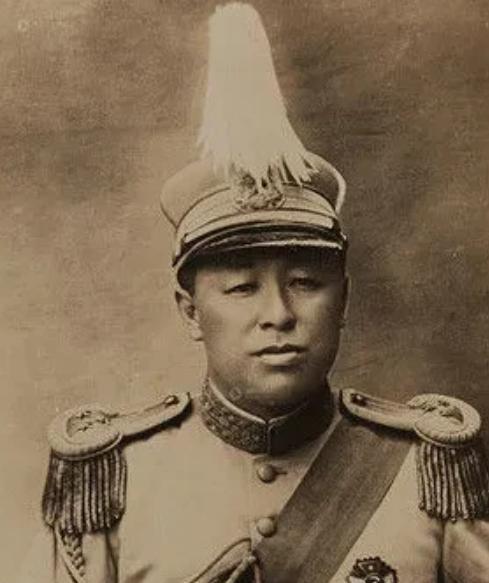 一次，张作霖正在面试4个保镖，突然，后院有人大喊:“抓刺客。”其中3人飞快地跑向