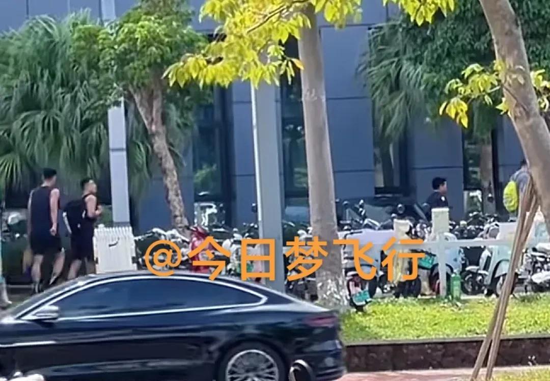 不外出游玩，广东队今天下午在海口踩场训练！广东队是昨天下午从山东直飞抵达海南海