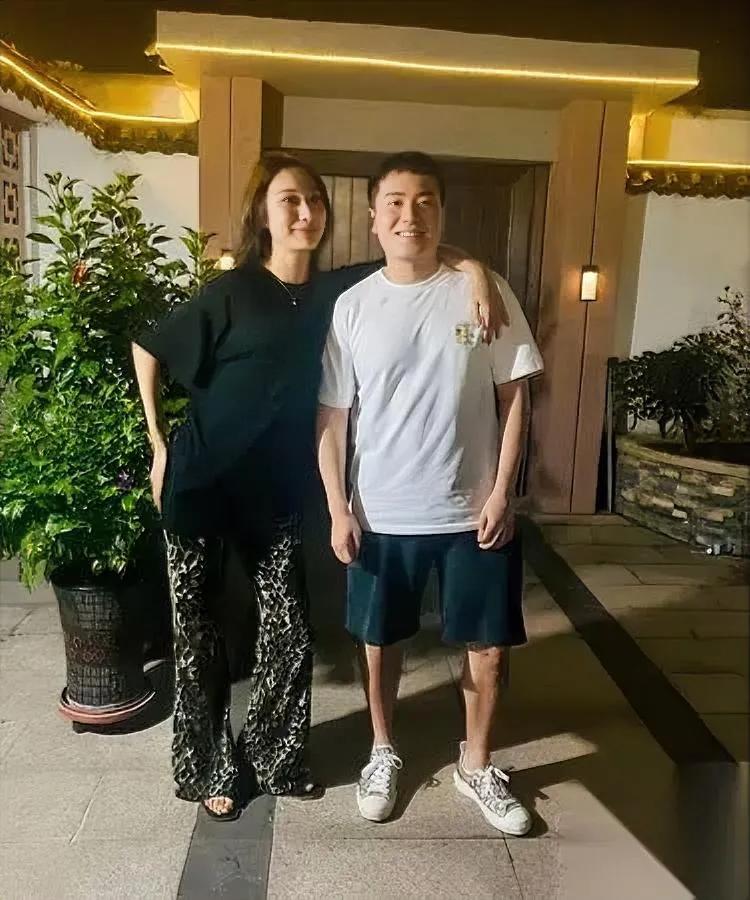 搭肩的女生不是女朋友身份说出来绝对超出你想象。她是梁靖崑大3岁的亲表