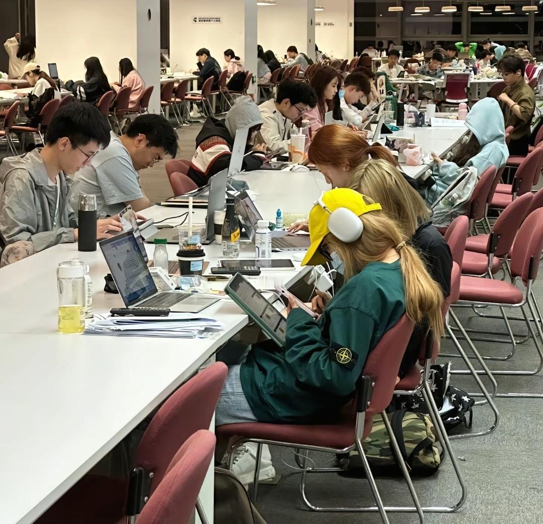 为了使学生读书，精力更充沛，竟想出这么样的损招。图书馆这种地方就应该和赌场一