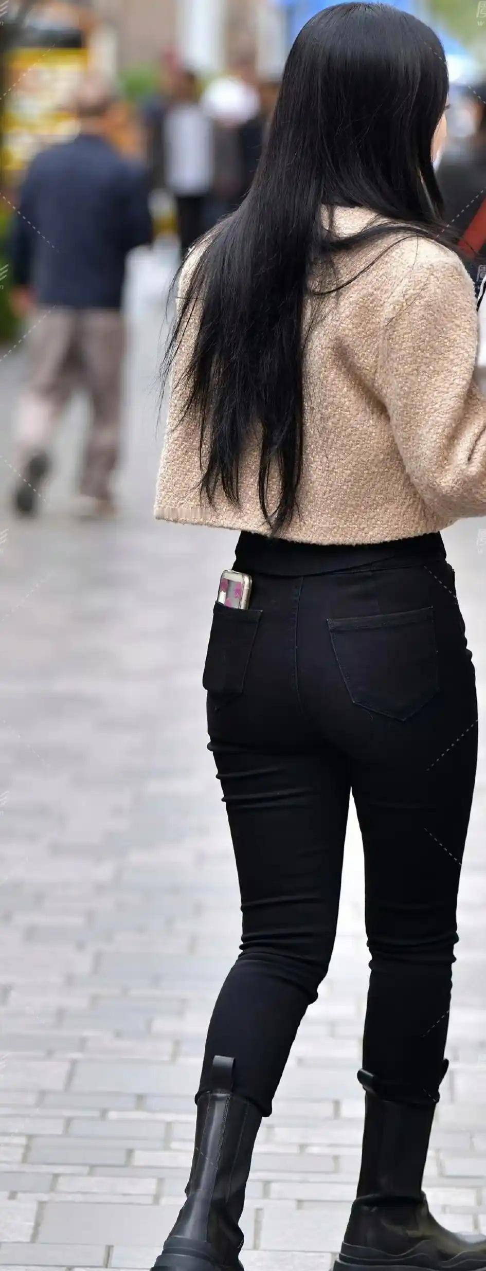 黑色紧身裤搭高筒靴再加件短款小香风这搭配谁穿谁美秋冬“裤子+短靴”是时