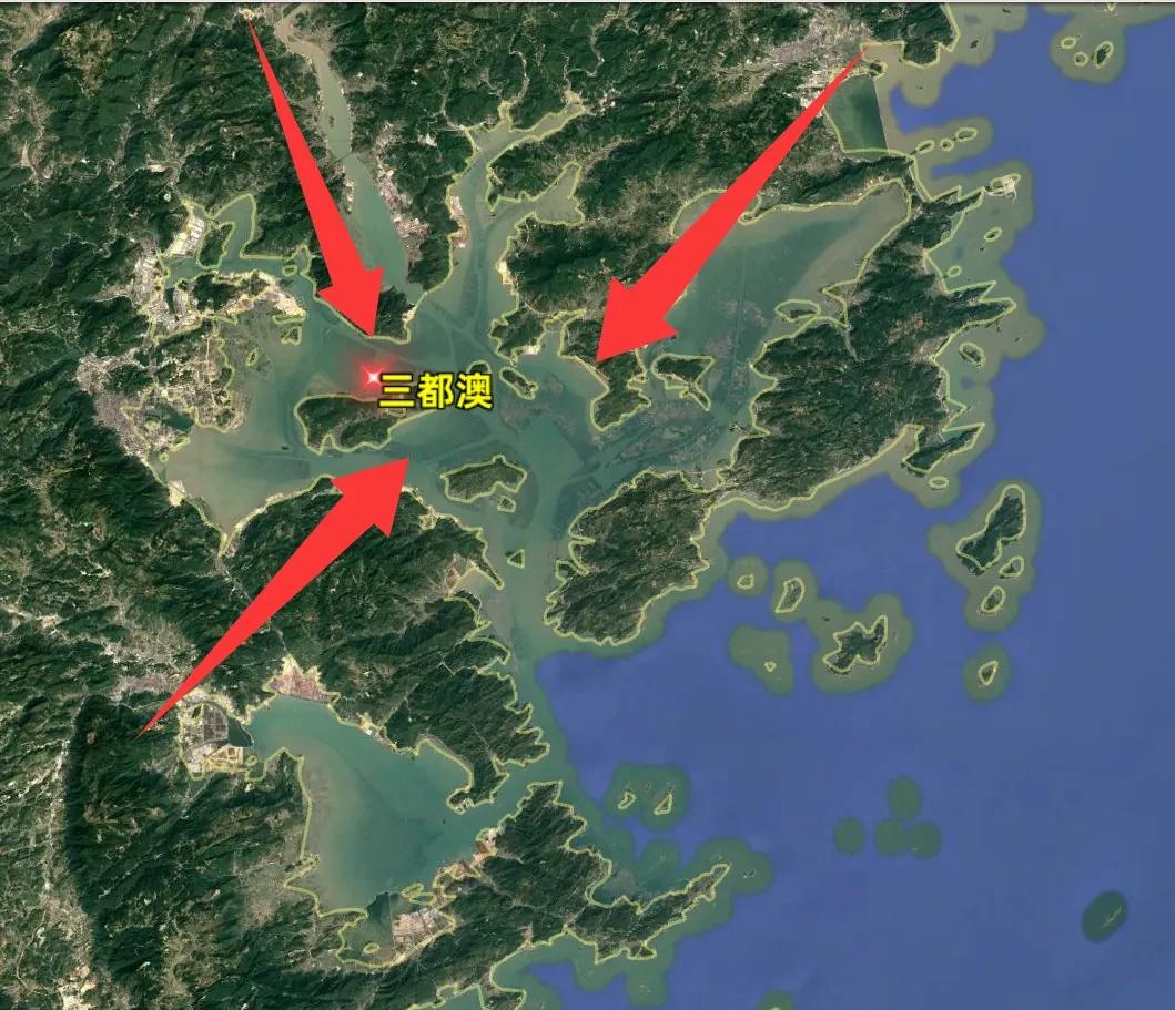 中国发现一个能停靠上百艘航母的深水港，位置太关键了！你敢信吗？在咱们国家的东