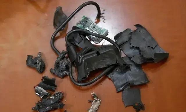 伊朗人至死都没有在黎巴嫩寻呼机爆炸事件中吸取教训！近日外媒报道，伊朗被以色列定