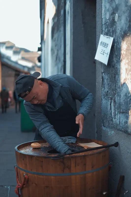 大千世界，无奇不有。有个卖豆腐的，上吊自尽了。临死前，他留下遗言：“我快60
