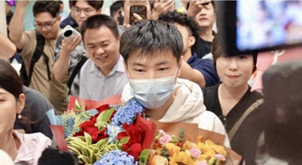 斯诺克世界冠军赵心童飞回祖国，中国台球协会官员没有去接机，更遑论庆功会了，不过球