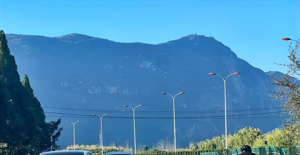 隔壁邻居家孩子刚高考完，就准备去学驾照，刚好邻居群里有人在驾校工作，便找她了报名