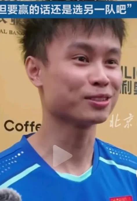 没想到周启豪还挺幽默。当记者问他决赛想和王楚钦组合还是黄友政组合对战时，