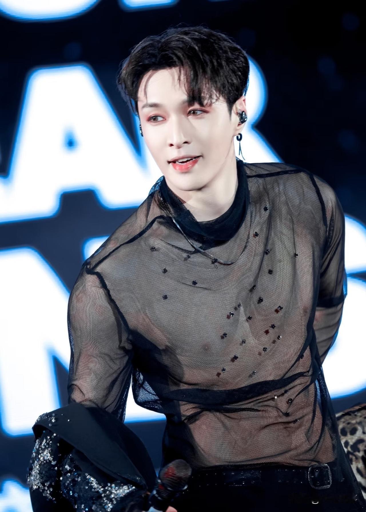 你们发现了没？张艺兴有个挺特别的地方。他的路子不太一样。出道这些年，没啥