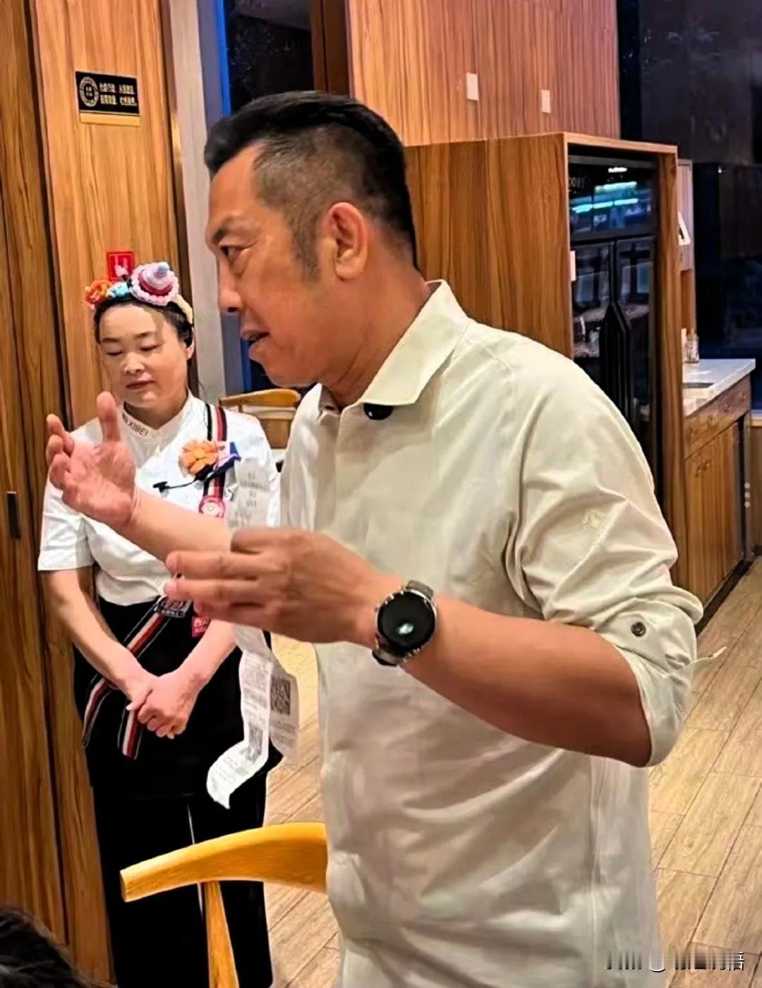 我一哥们在西贝当配菜员，前几天喝酒时跟我说，他可能要辞职了——这几天西贝生意不太