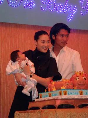 2007年9日，谢霆锋张柏芝为儿子Lucas办满月宴，95岁谢老太专程从温哥华回