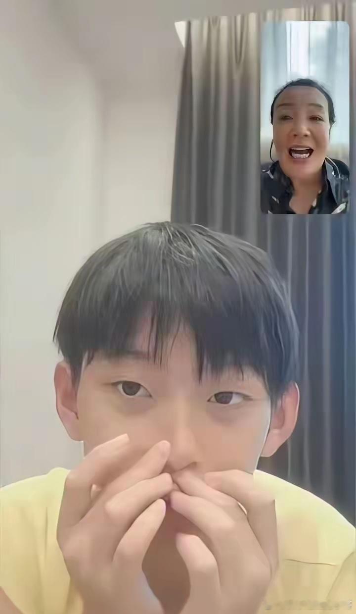 张兰晒出孙子小箖箖的正面照，过去大S不允许晒两个孩子正面照！