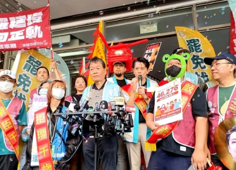 今天上午，四伙绿营侧翼成群结队、敲锣打鼓去台中市选委会，递交罢蓝委江启臣、罗廷玮