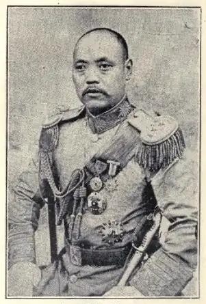 1895年，山东一大户潘守廉秘密购买了一处僻静的房产，他把钥匙交给府上的女仆邱氏