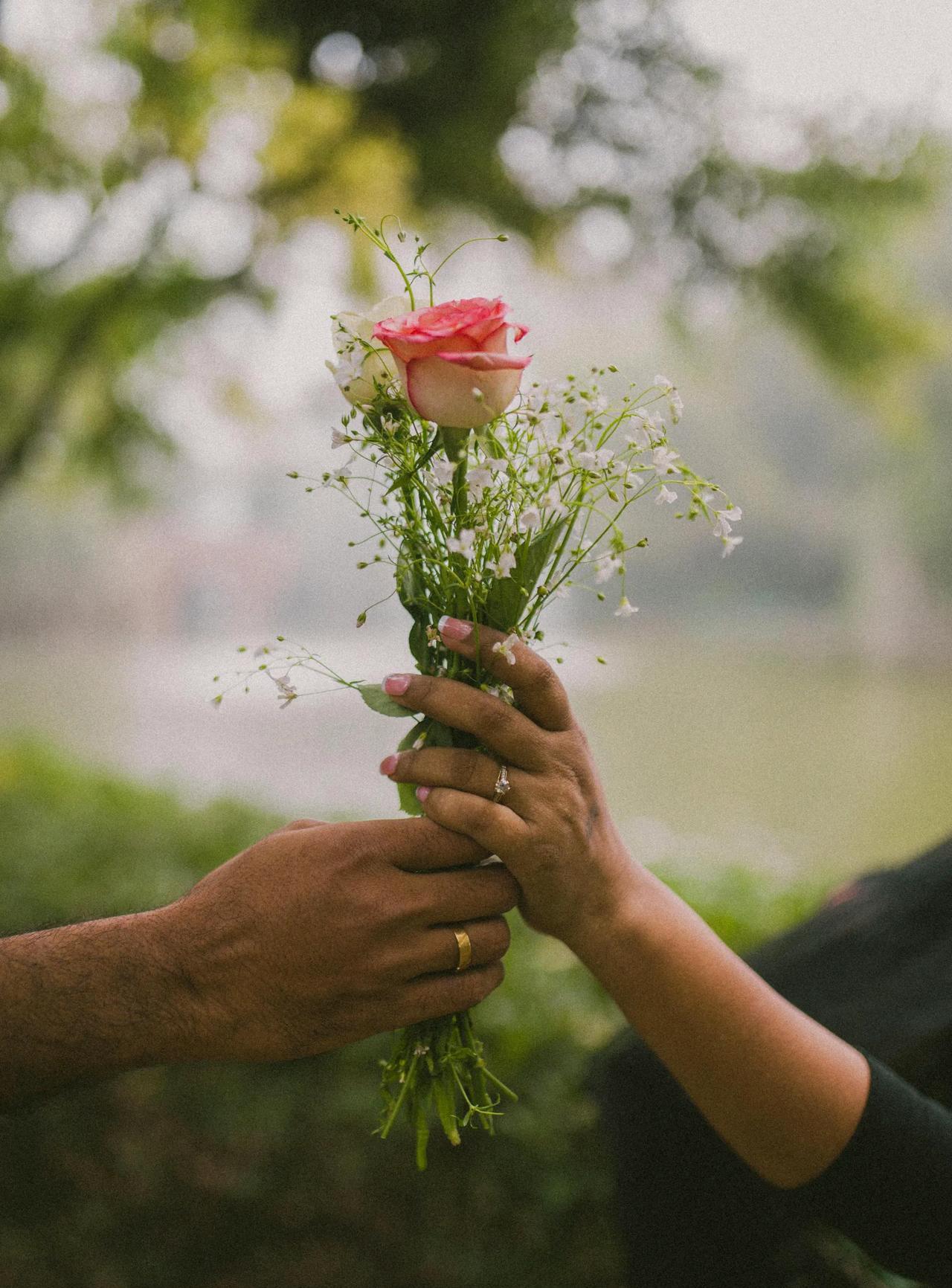 很现实的一段话：“人到中年婚姻多半已沉睡，但是困于责任、子女以及眼前稳定的生活，