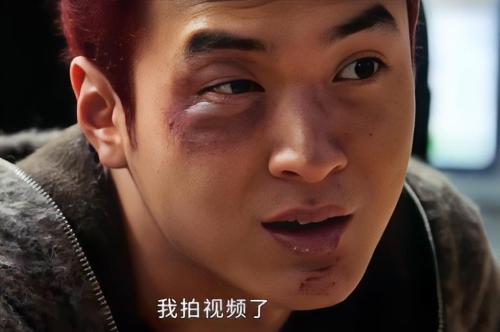 《以法之名》万潮是真虎啊！他不知道熊磊和陈胜龙敢在检察官面前枪杀王彧，就敢用大爷