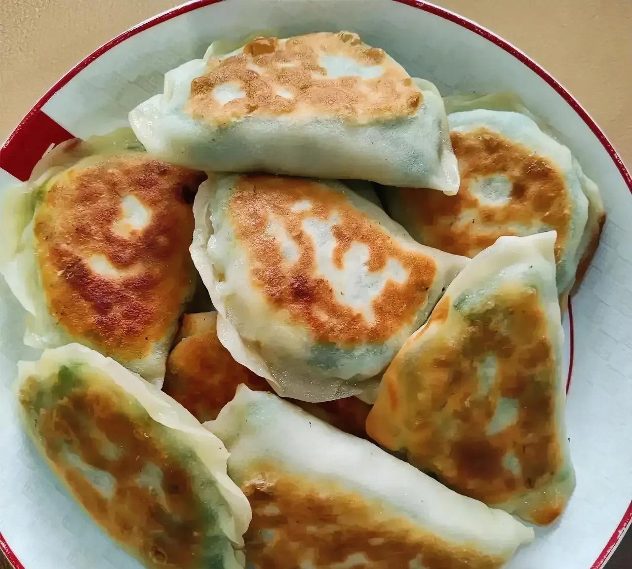 一提韭菜盒子，我们自然而然就觉得，应该是韭菜鸡蛋馅的。不过我记得，在芝罘区幸福